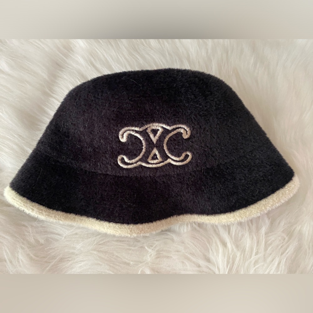 Fashion logo short fur bucket hat in black & beige